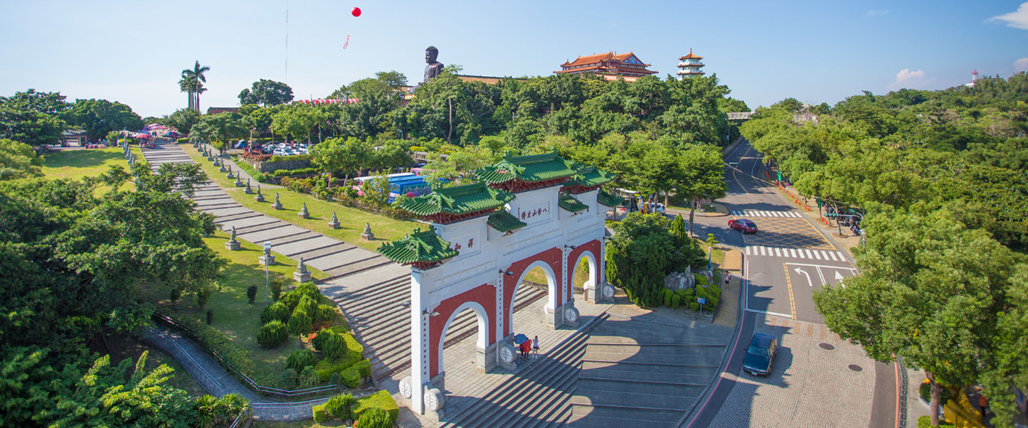 旅客搭乘觀光巴士前往山林景點
